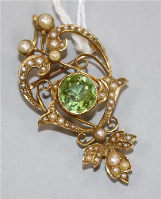 An Edwardian 15ct gold, peridot and split pearl set pendant brooch, 40mm.